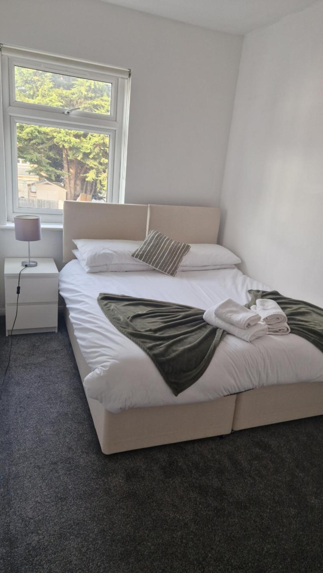 Central And Well-Equipped 2 Bed Flat In Maidenhead Exterior foto