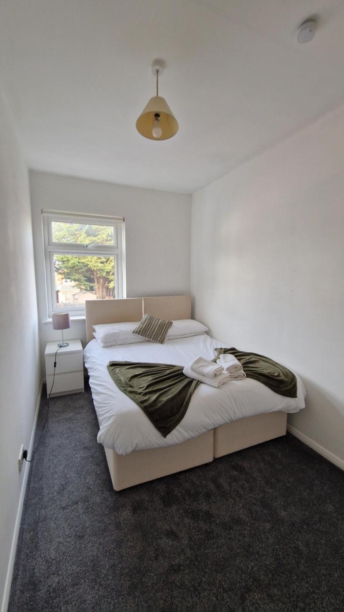 Central And Well-Equipped 2 Bed Flat In Maidenhead Exterior foto
